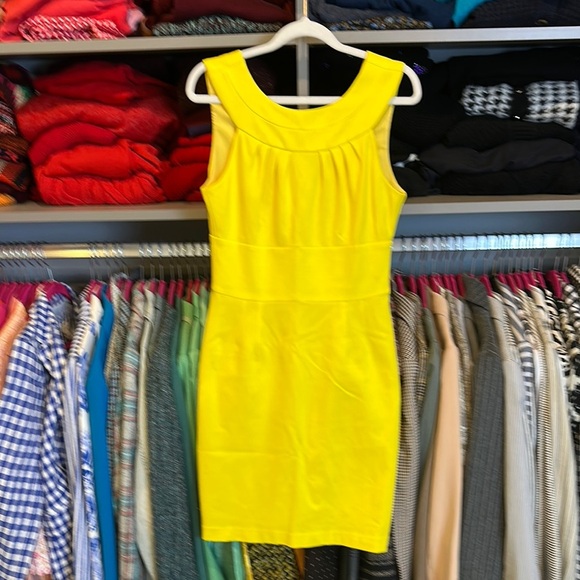 Trina Turk yellow sleeveless zipper closure v back dress size 2 - Picture 1 of 3